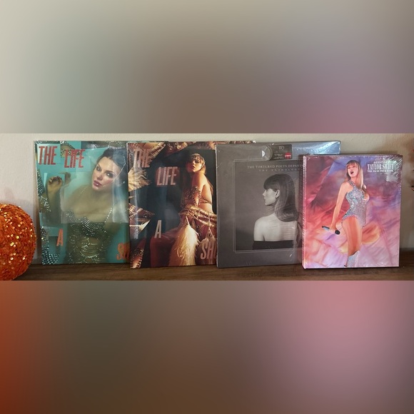 The Life of a Showgirl & Tortured Poets Department Vinyl Coll. w/Eras Tour Book💋 - Picture 6 of 7